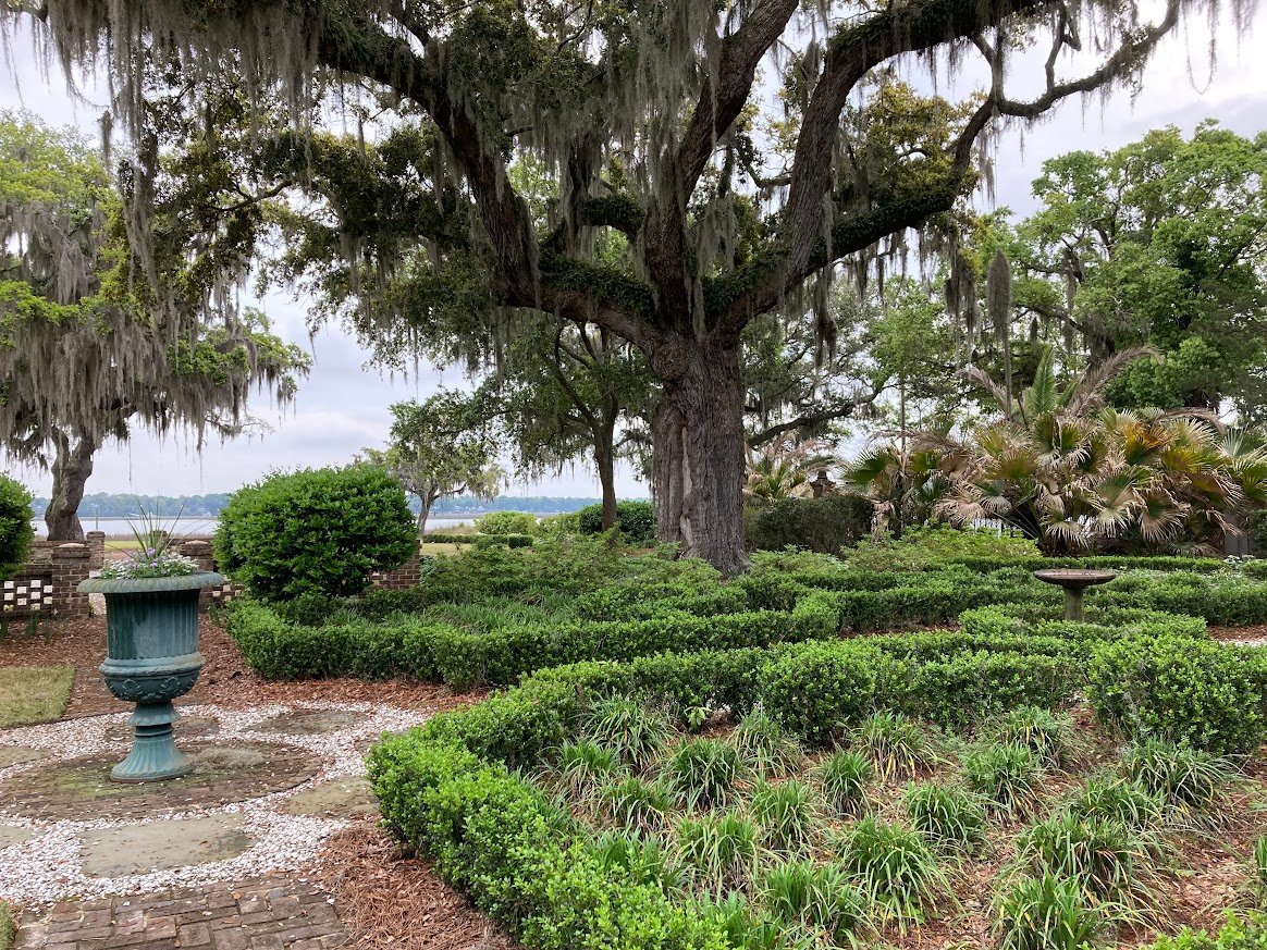 Local garden club helps beautify community | | iwantthenews.com